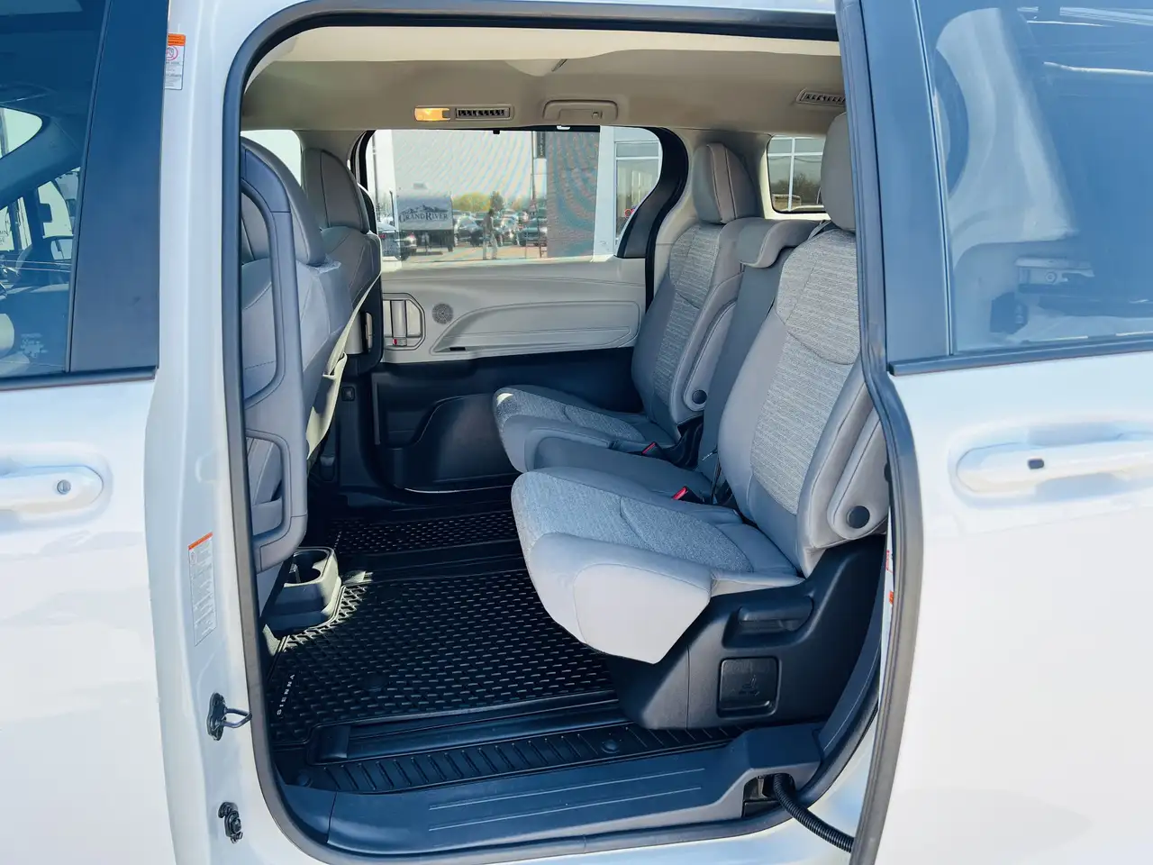 Toyota Sienna снимка Toyota Sienna