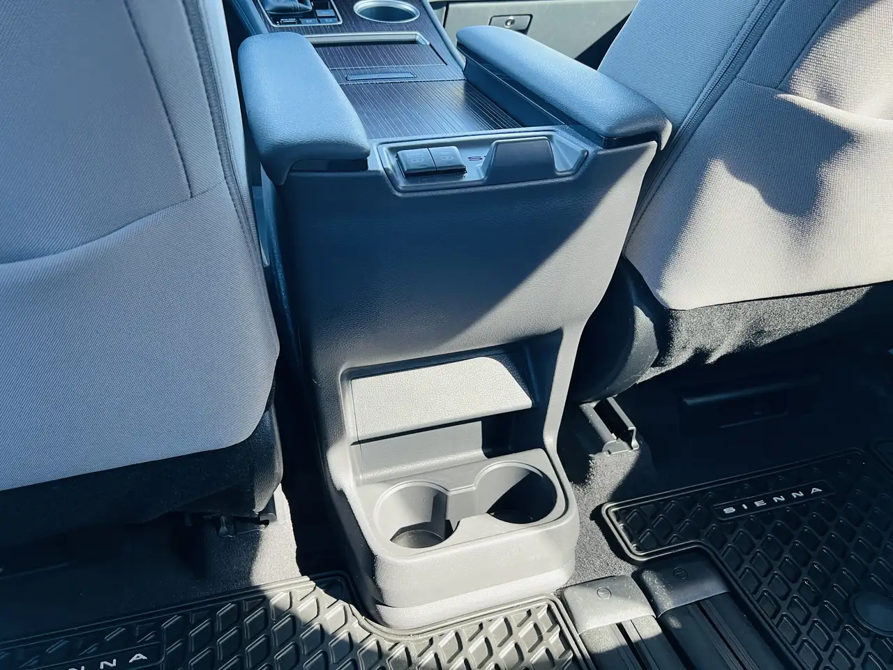 Toyota Sienna снимка Toyota Sienna