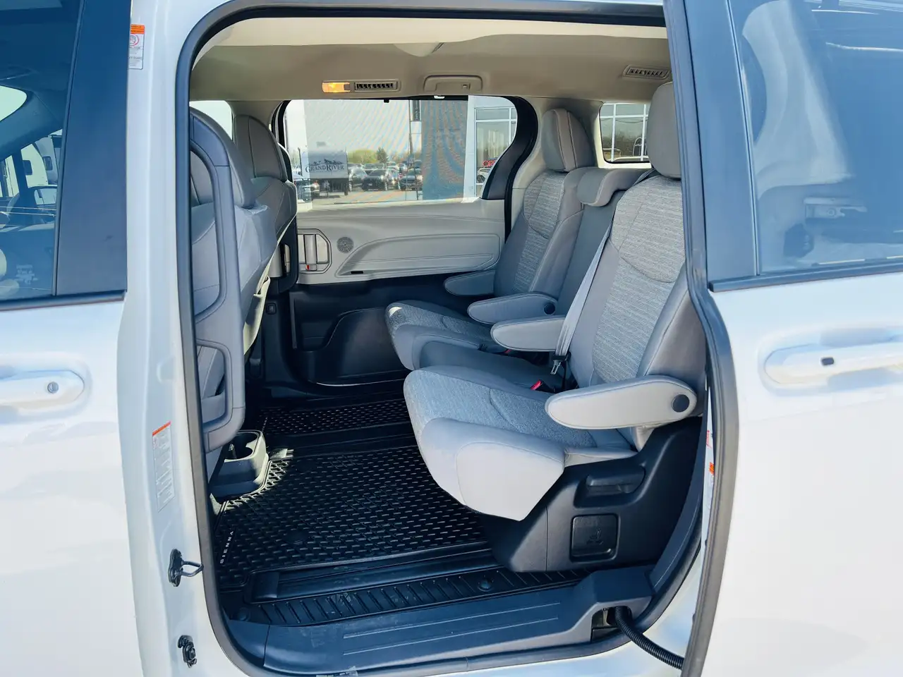Toyota Sienna снимка Toyota Sienna