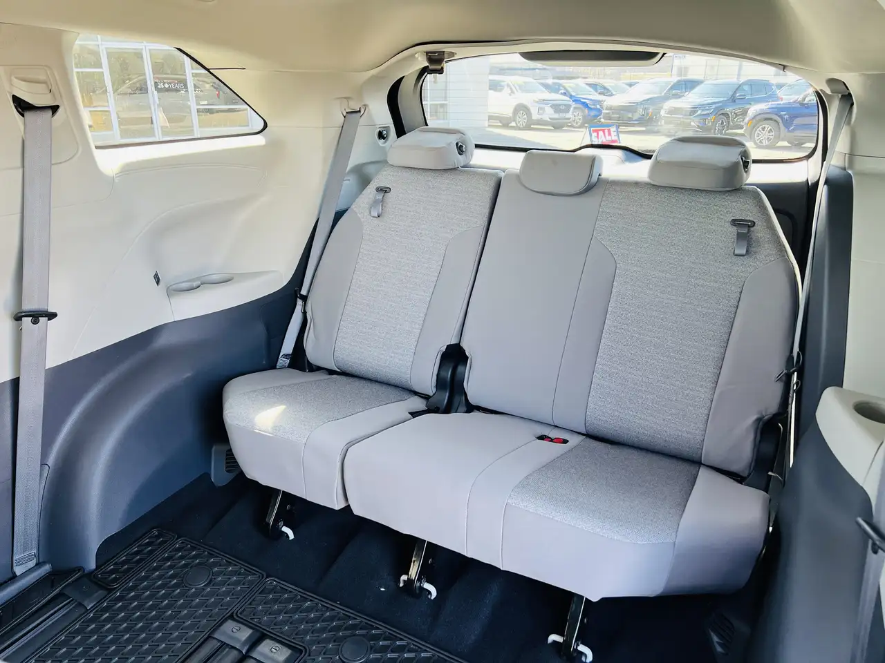 Toyota Sienna снимка Toyota Sienna