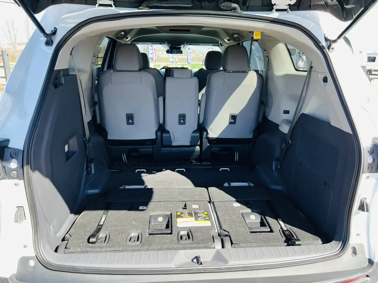 Toyota Sienna снимка Toyota Sienna