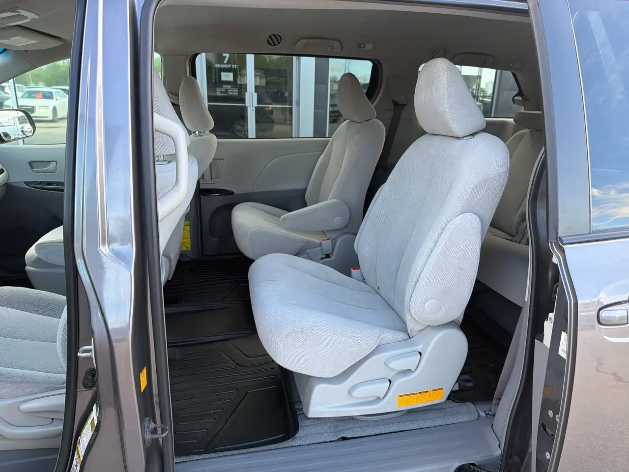 Toyota Sienna снимка Toyota Sienna