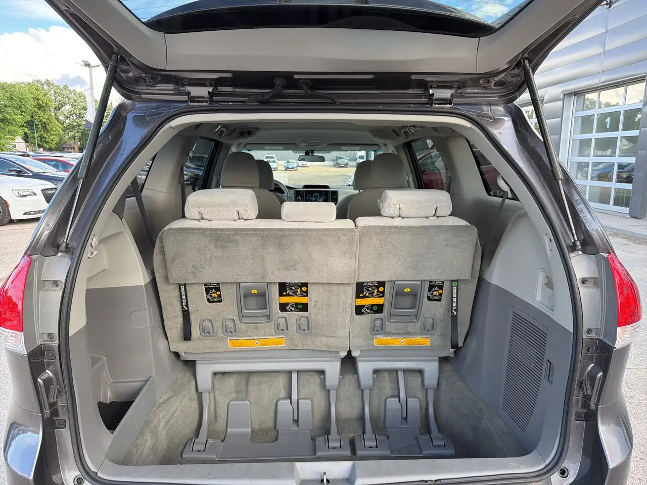 Toyota Sienna снимка Toyota Sienna