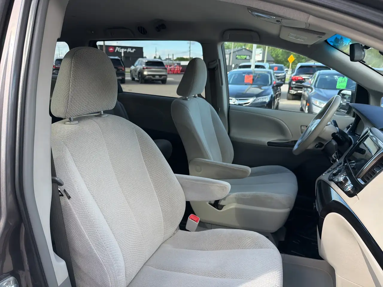 Toyota Sienna снимка Toyota Sienna