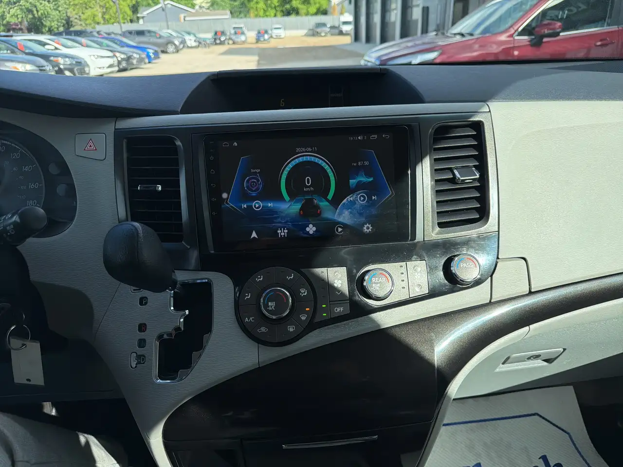 Toyota Sienna снимка Toyota Sienna