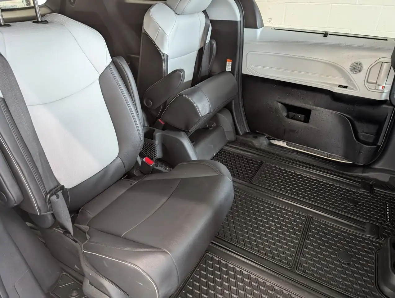 Toyota Sienna снимка Toyota Sienna