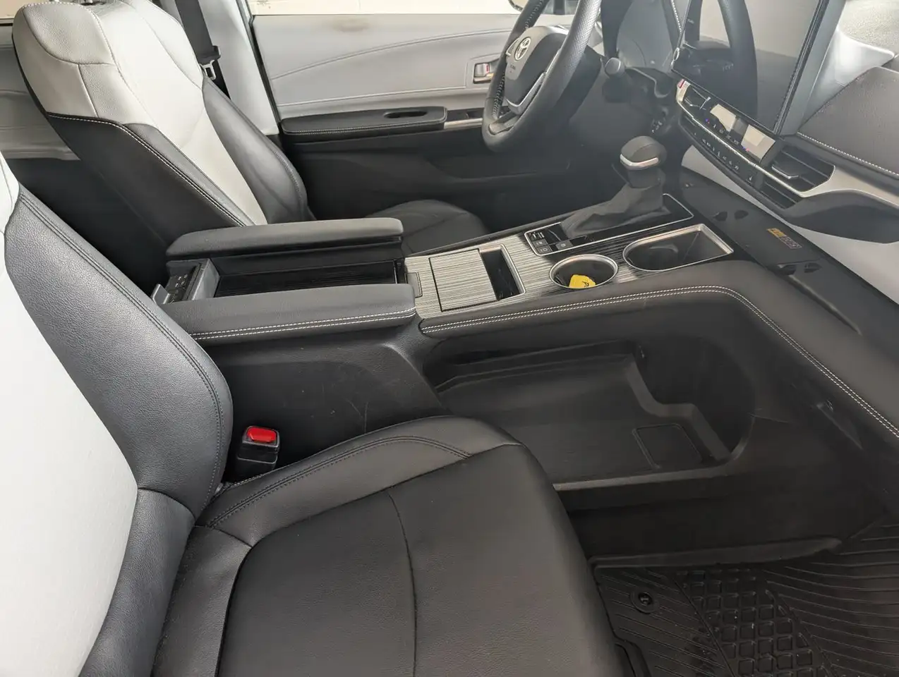 Toyota Sienna снимка Toyota Sienna