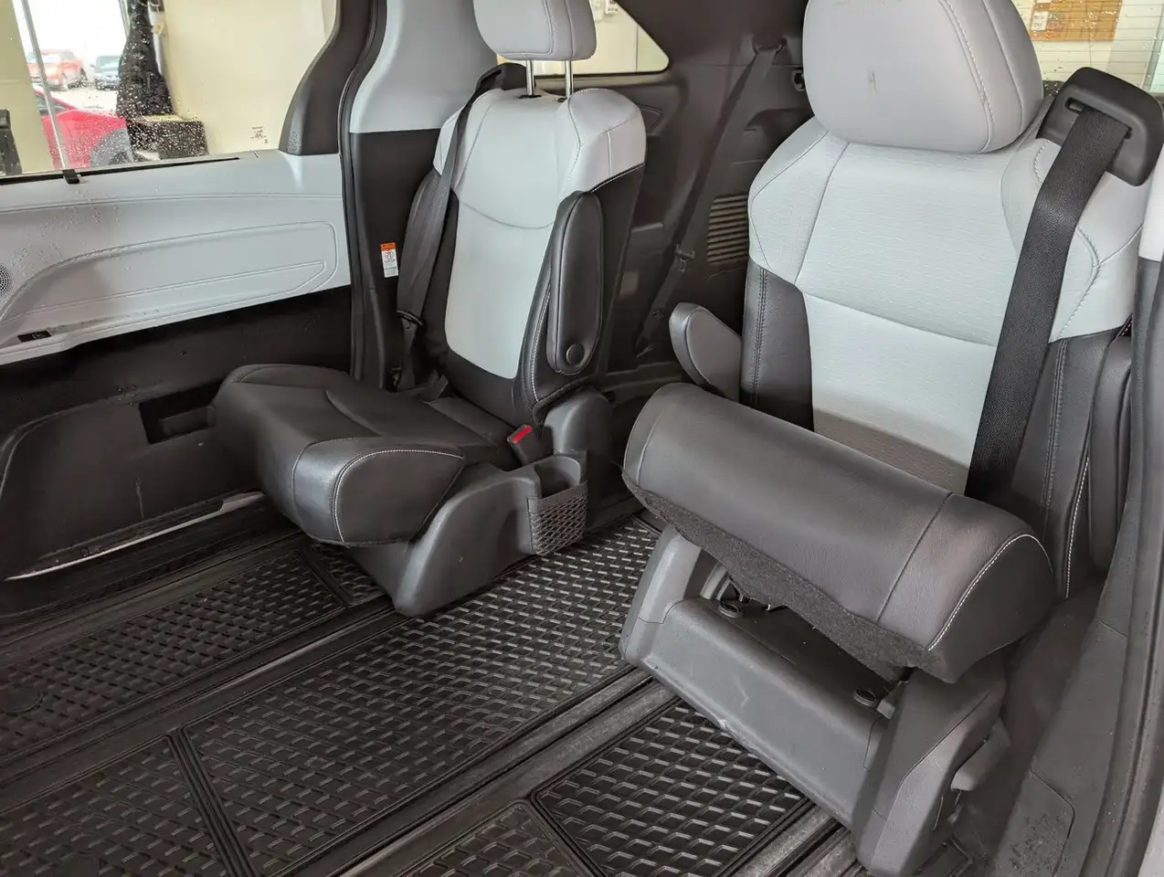 Toyota Sienna снимка Toyota Sienna