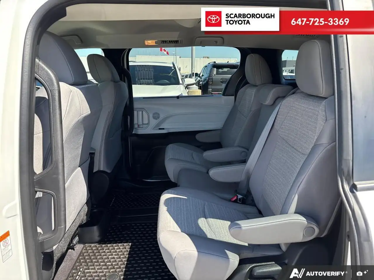 Toyota Sienna снимка Toyota Sienna
