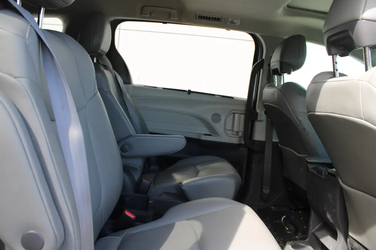 Toyota Sienna снимка Toyota Sienna