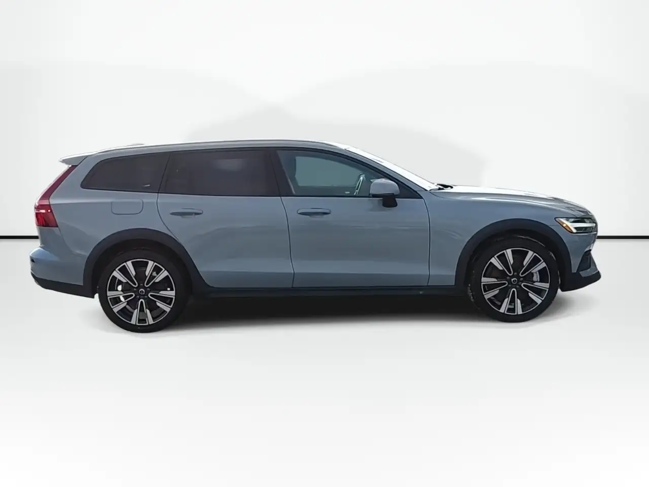 Volvo V60 Cross Country снимка Volvo V60 Cross Country