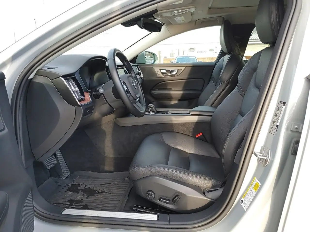 Volvo V60 Cross Country снимка Volvo V60 Cross Country