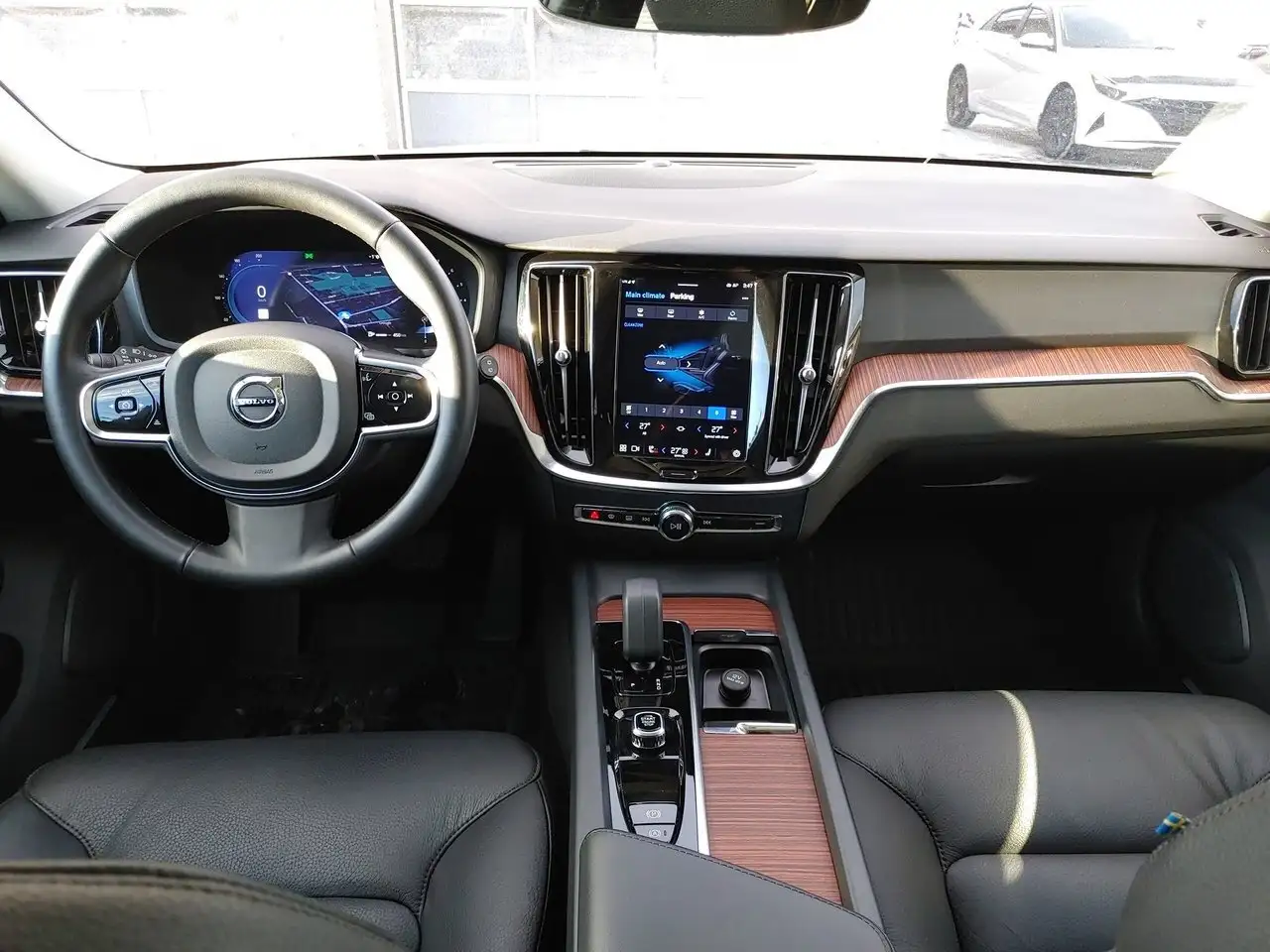 Volvo V60 Cross Country снимка Volvo V60 Cross Country