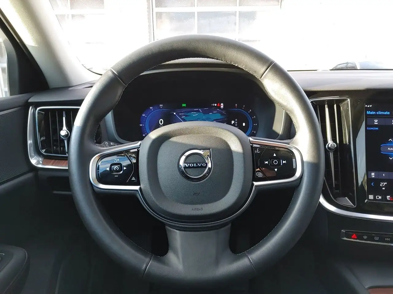 Volvo V60 Cross Country снимка Volvo V60 Cross Country