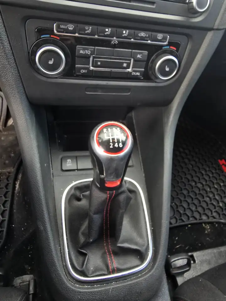 Volkswagen Golf GTI снимка Volkswagen Golf GTI