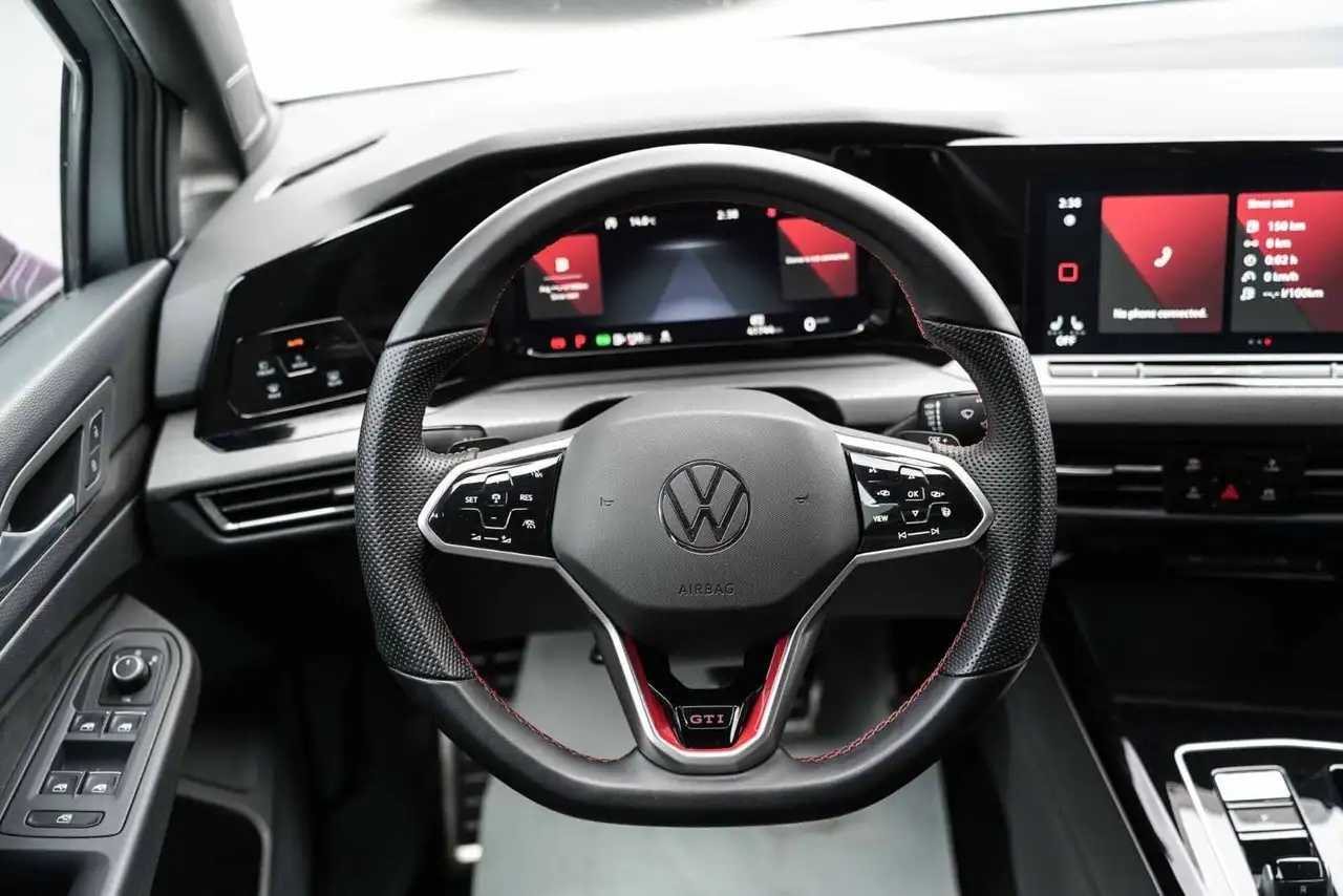 Volkswagen Golf GTI снимка Volkswagen Golf GTI