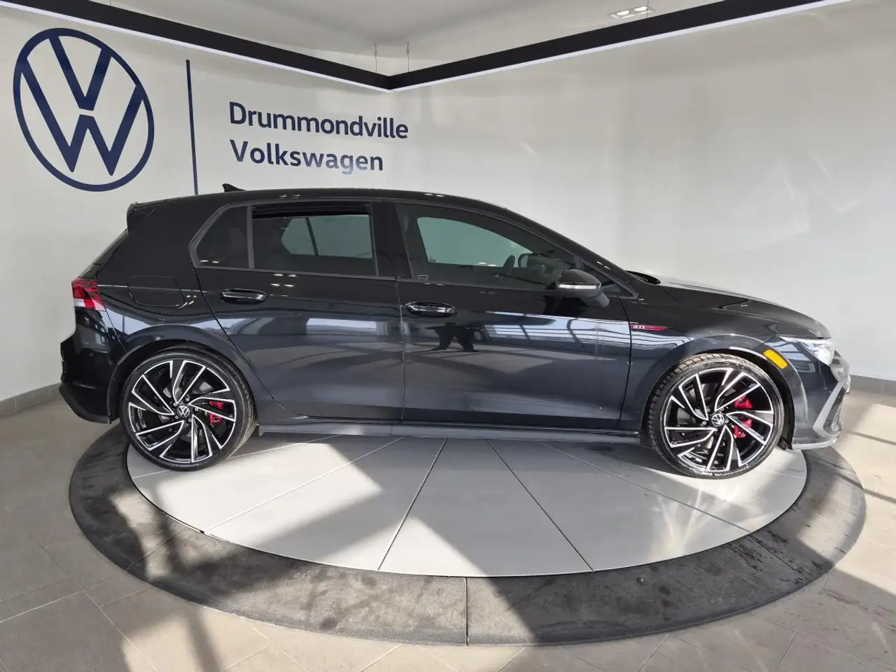 Volkswagen Golf GTI снимка Volkswagen Golf GTI