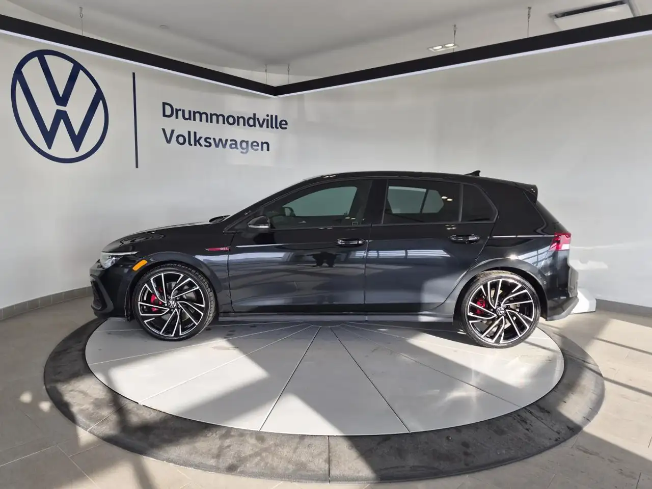 Volkswagen Golf GTI снимка Volkswagen Golf GTI