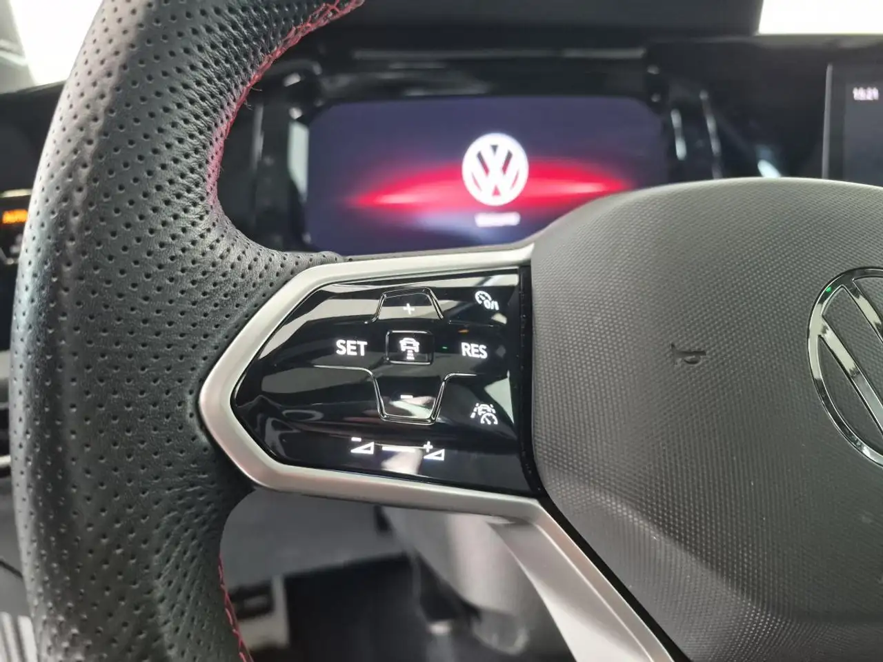 Volkswagen Golf GTI снимка Volkswagen Golf GTI