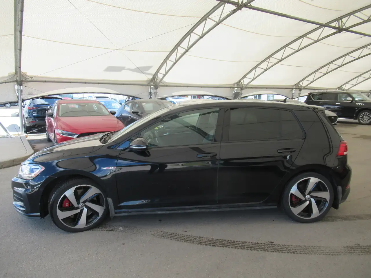 Volkswagen Golf GTI снимка Volkswagen Golf GTI