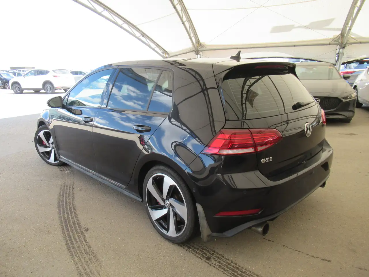 Volkswagen Golf GTI снимка Volkswagen Golf GTI