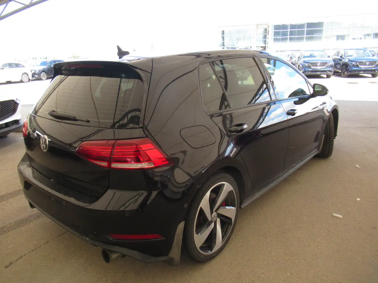 Volkswagen Golf GTI снимка Volkswagen Golf GTI