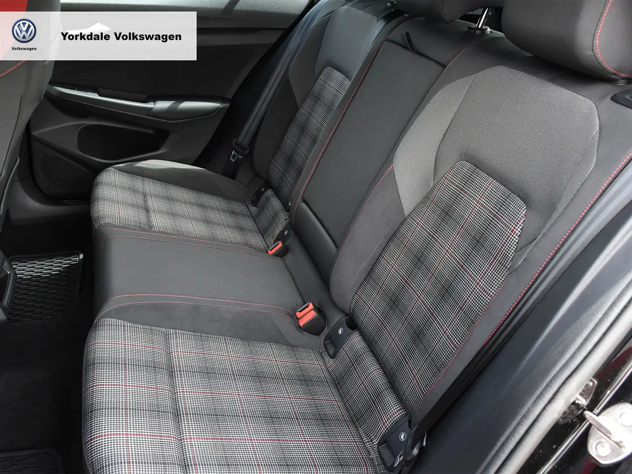 Volkswagen Golf GTI снимка Volkswagen Golf GTI