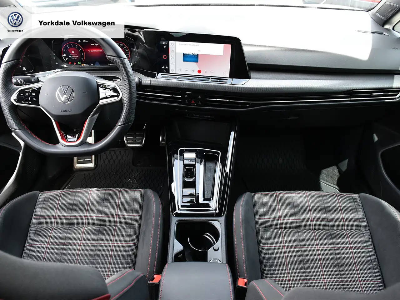 Volkswagen Golf GTI снимка Volkswagen Golf GTI
