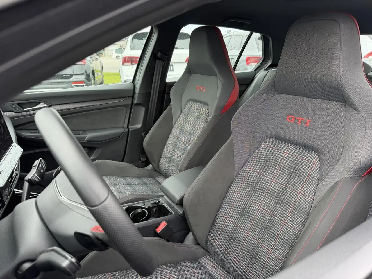 Volkswagen Golf GTI снимка Volkswagen Golf GTI