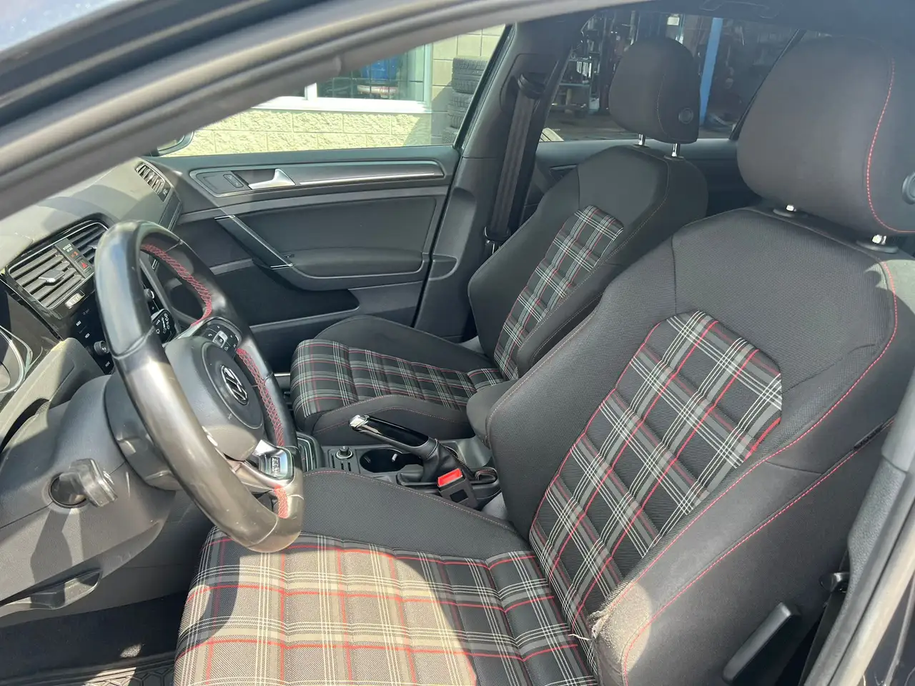 Volkswagen Golf GTI снимка Volkswagen Golf GTI