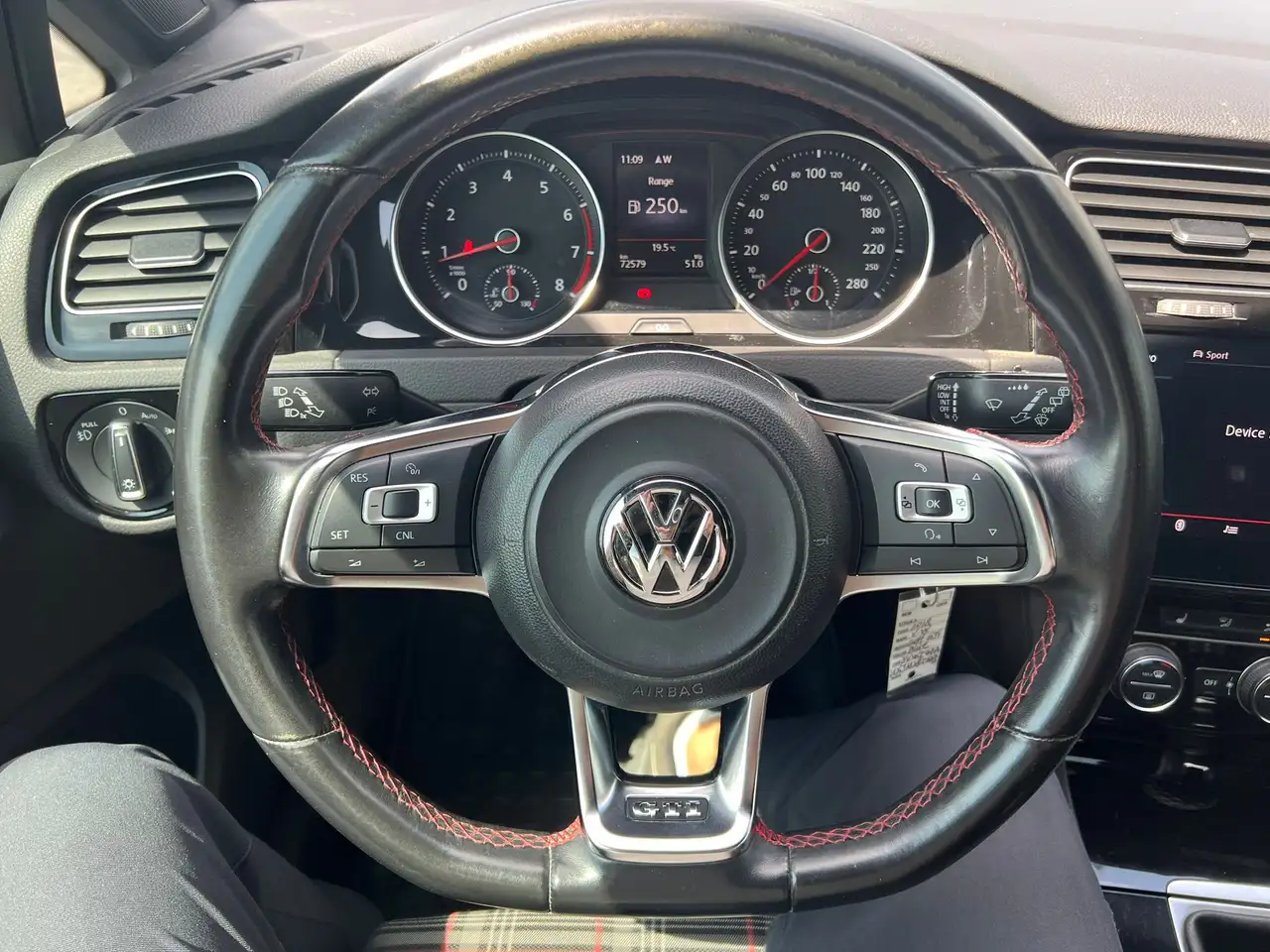 Volkswagen Golf GTI снимка Volkswagen Golf GTI