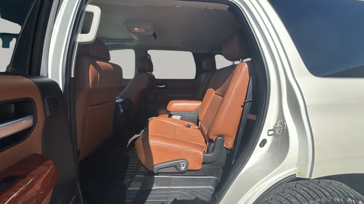 Toyota Sequoia снимка Toyota Sequoia
