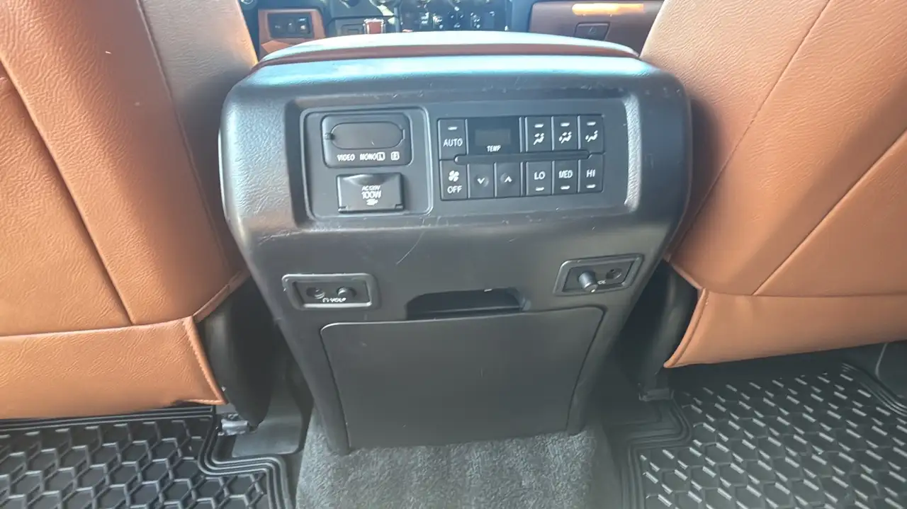 Toyota Sequoia снимка Toyota Sequoia