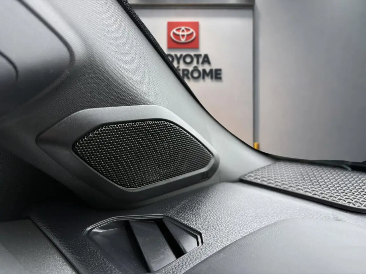 Toyota Sequoia снимка Toyota Sequoia