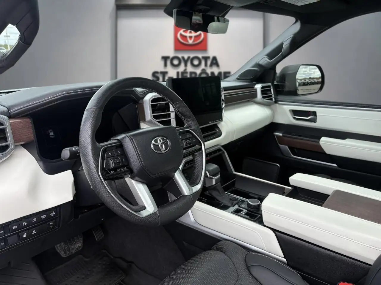 Toyota Sequoia снимка Toyota Sequoia
