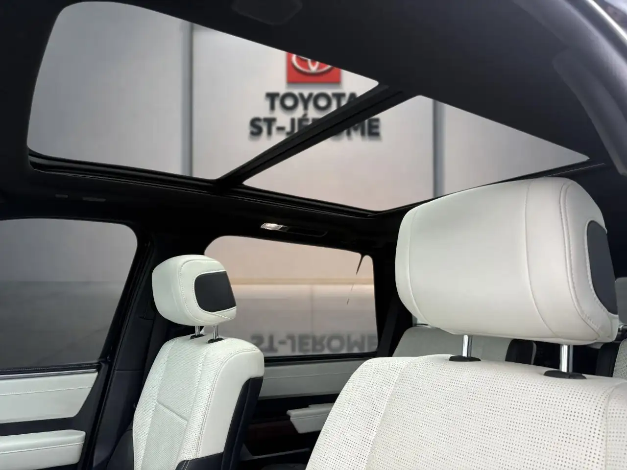 Toyota Sequoia снимка Toyota Sequoia