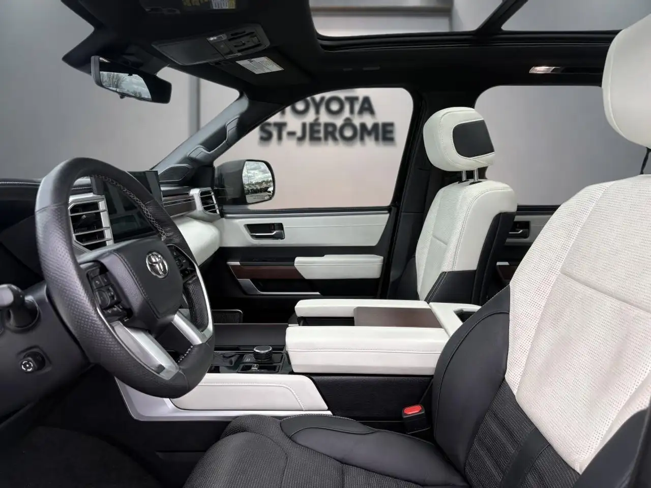 Toyota Sequoia снимка Toyota Sequoia