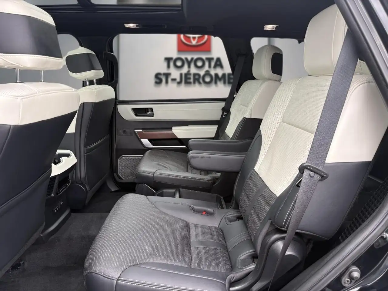 Toyota Sequoia снимка Toyota Sequoia