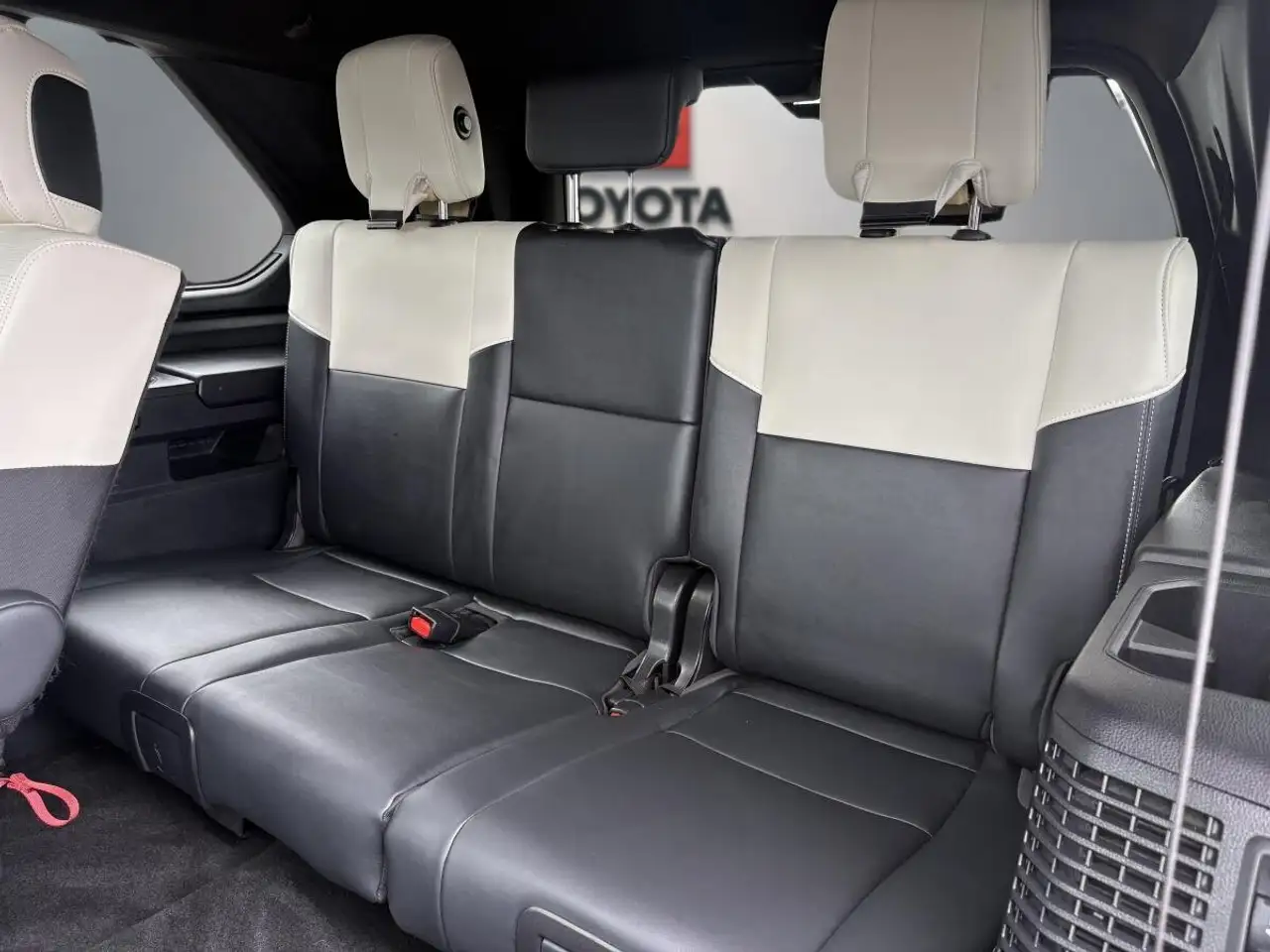 Toyota Sequoia снимка Toyota Sequoia