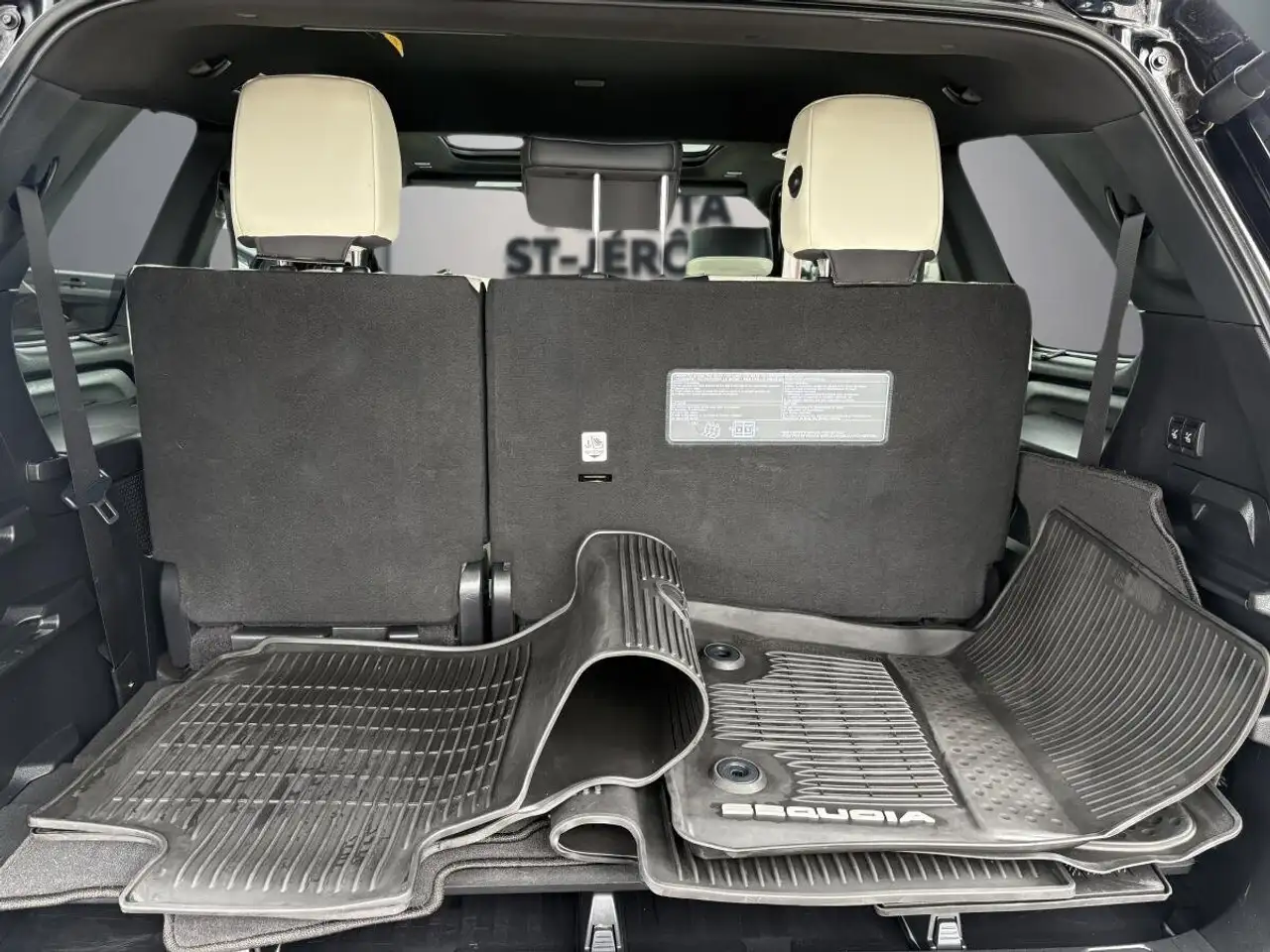 Toyota Sequoia снимка Toyota Sequoia