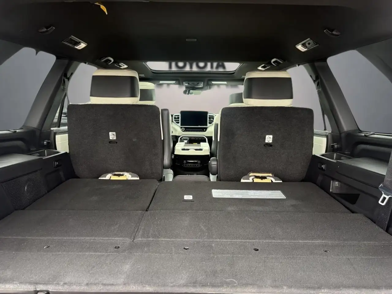 Toyota Sequoia снимка Toyota Sequoia