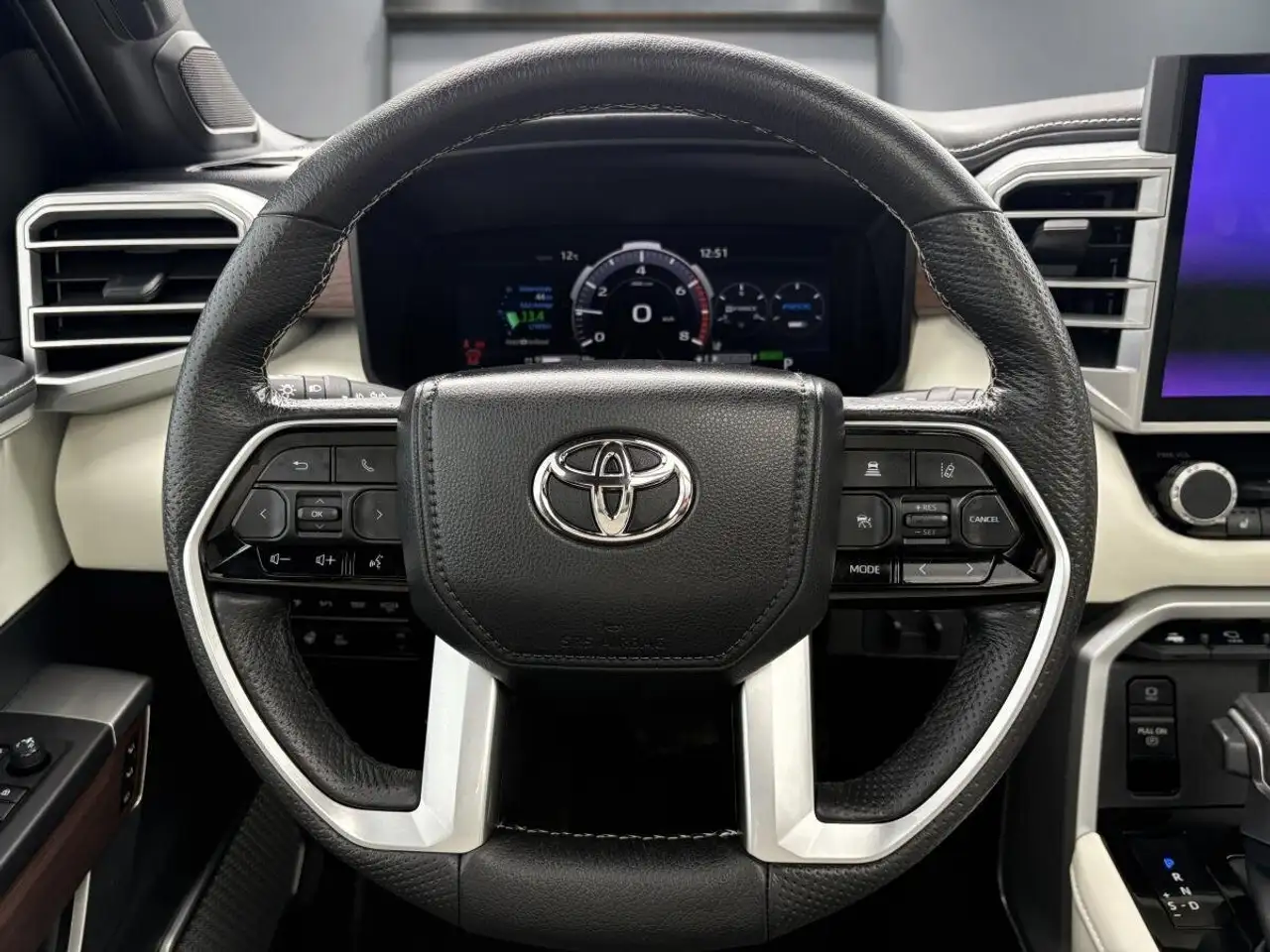 Toyota Sequoia снимка Toyota Sequoia