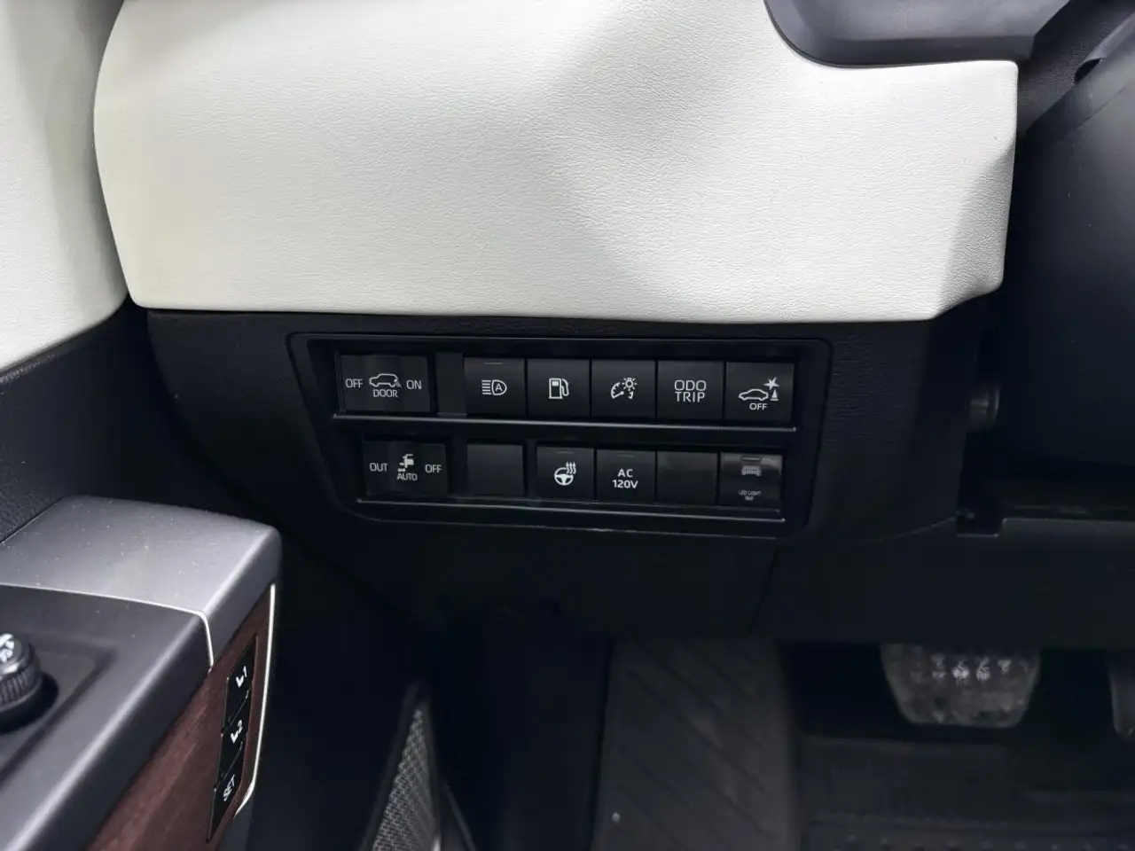 Toyota Sequoia снимка Toyota Sequoia