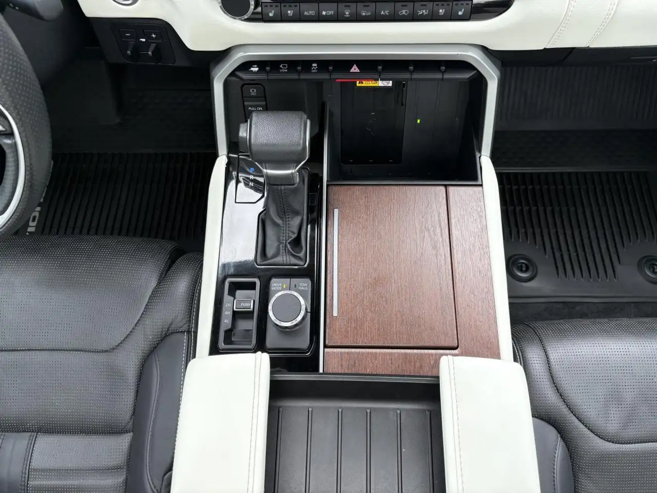 Toyota Sequoia снимка Toyota Sequoia