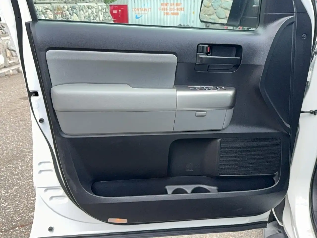 Toyota Sequoia photo Toyota Sequoia
