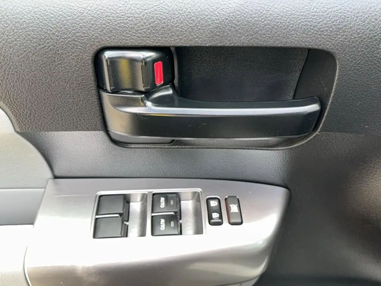 Toyota Sequoia photo Toyota Sequoia