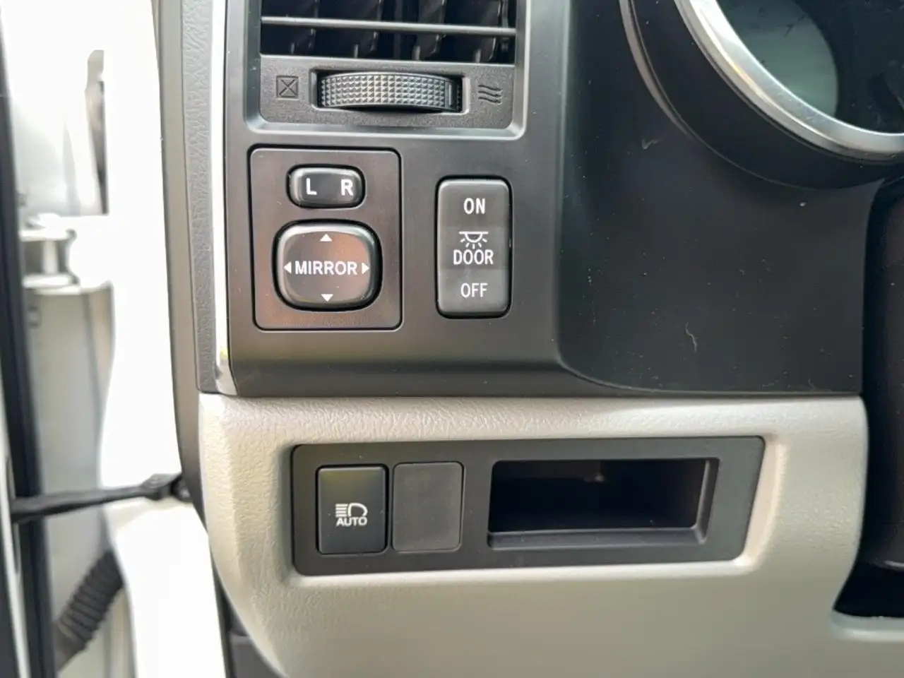 Toyota Sequoia photo Toyota Sequoia