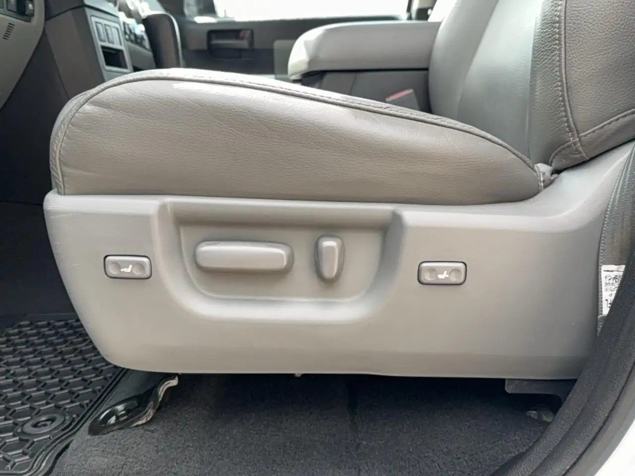 Toyota Sequoia photo Toyota Sequoia