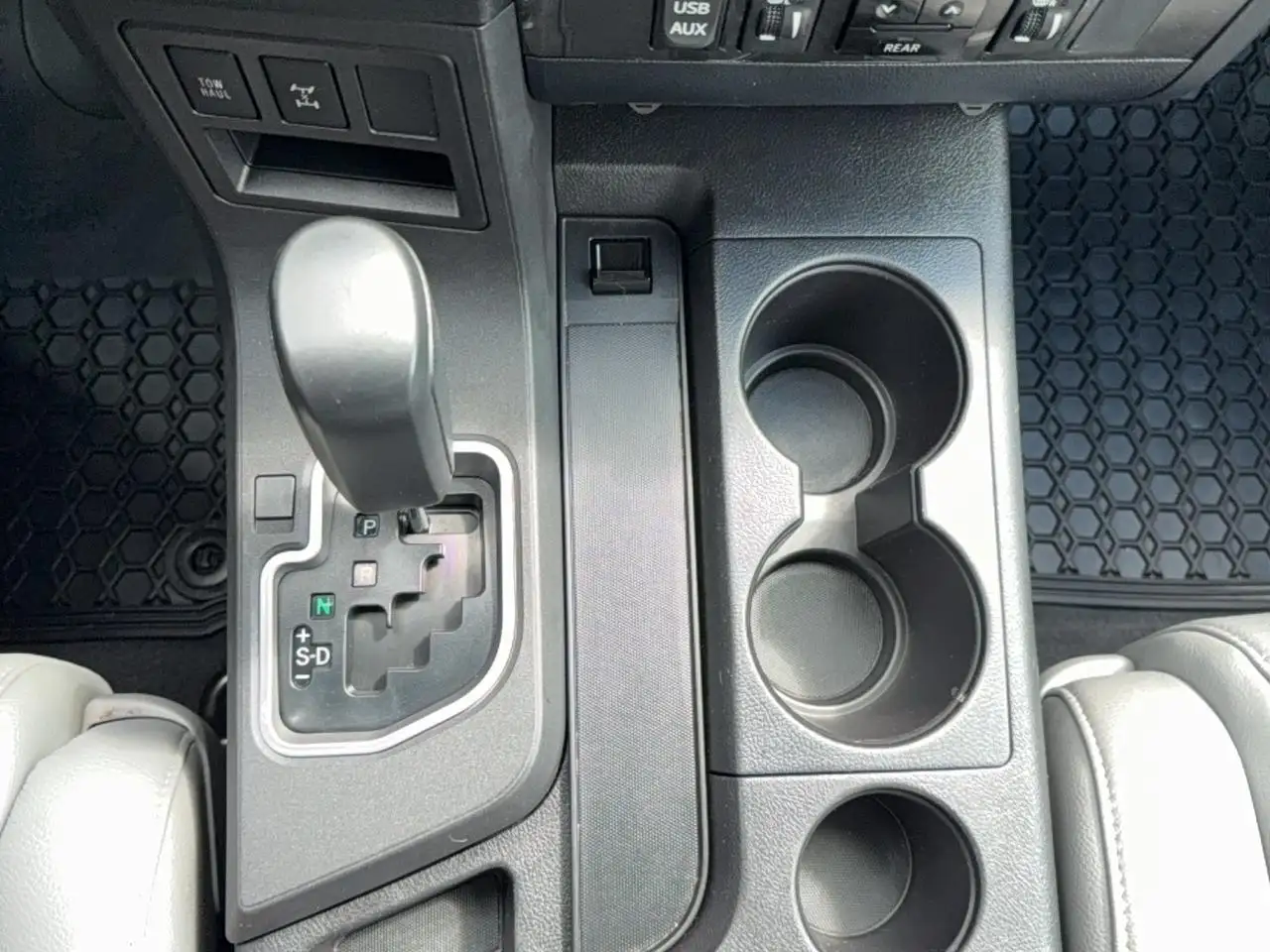 Toyota Sequoia photo Toyota Sequoia