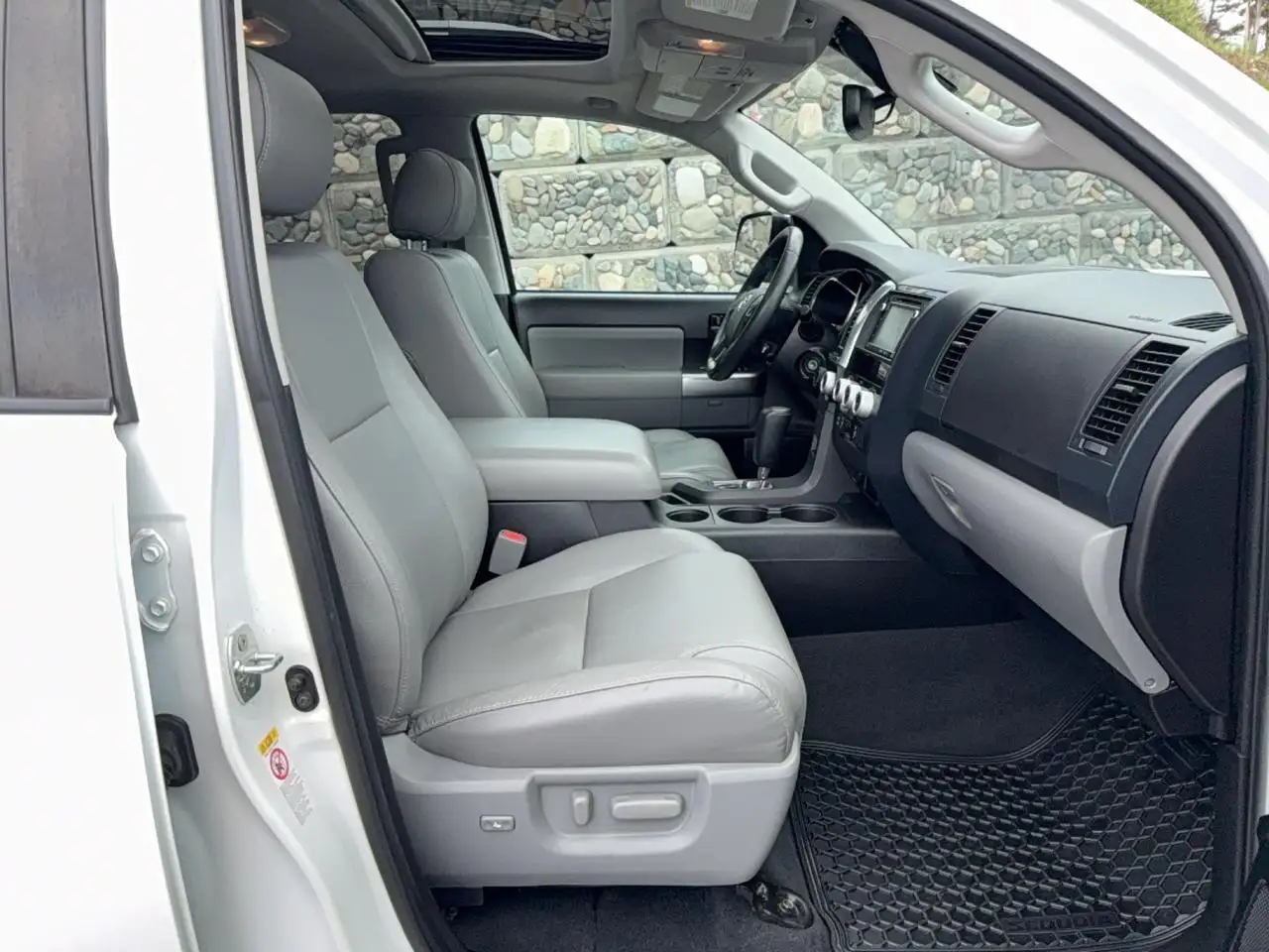 Toyota Sequoia photo Toyota Sequoia